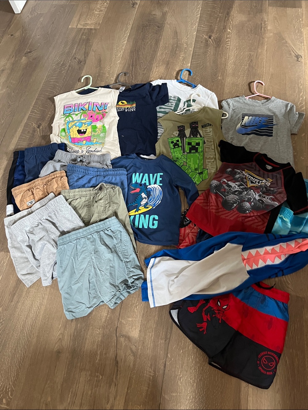 Kids Mixed Graphic T-Shirt & Shorts Lot - Blue, Gray, Green, Red. Boys size 5 lo